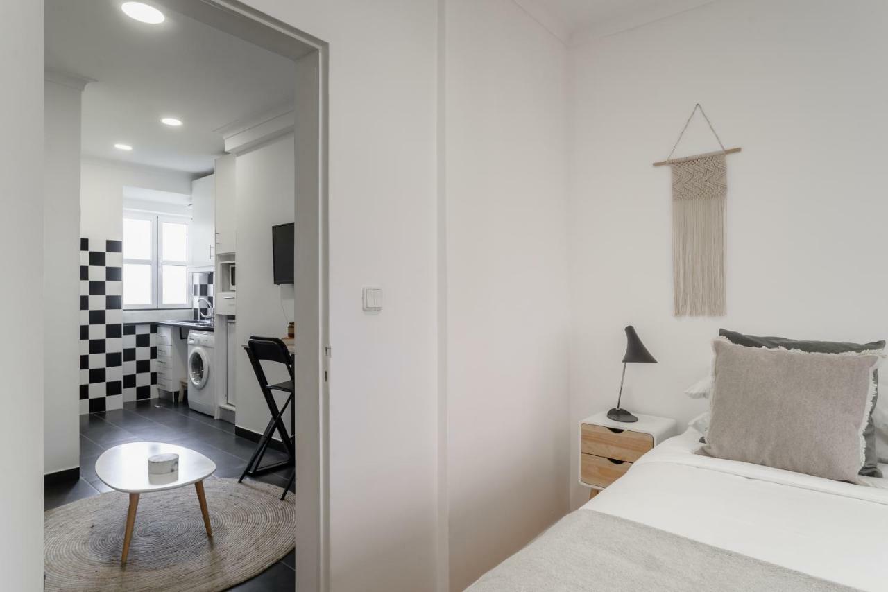 Charming Apartment- Authentic Experience In Graca Lisbon Exterior photo