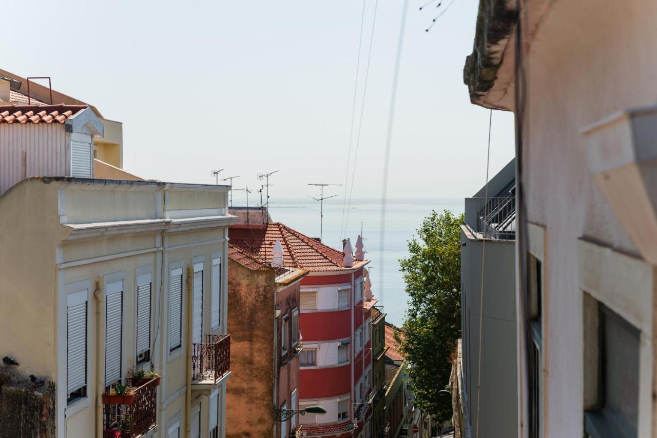 Charming Apartment- Authentic Experience In Graca Lisbon Exterior photo